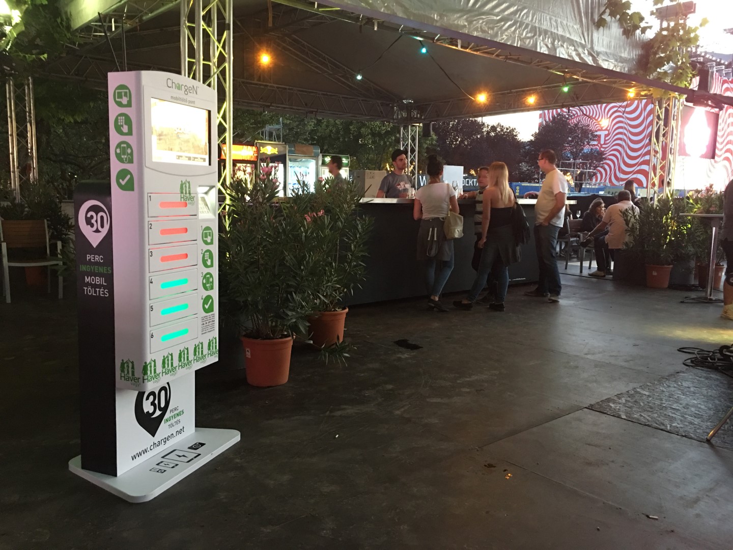 mobiltöltő pont bérlés - Haver Vagyok! - 25. Sziget VIP Lounge